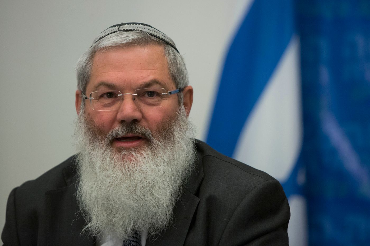 בניגוד להצהרתו: הרב אלי בן דהן חתם על חוק הגיור