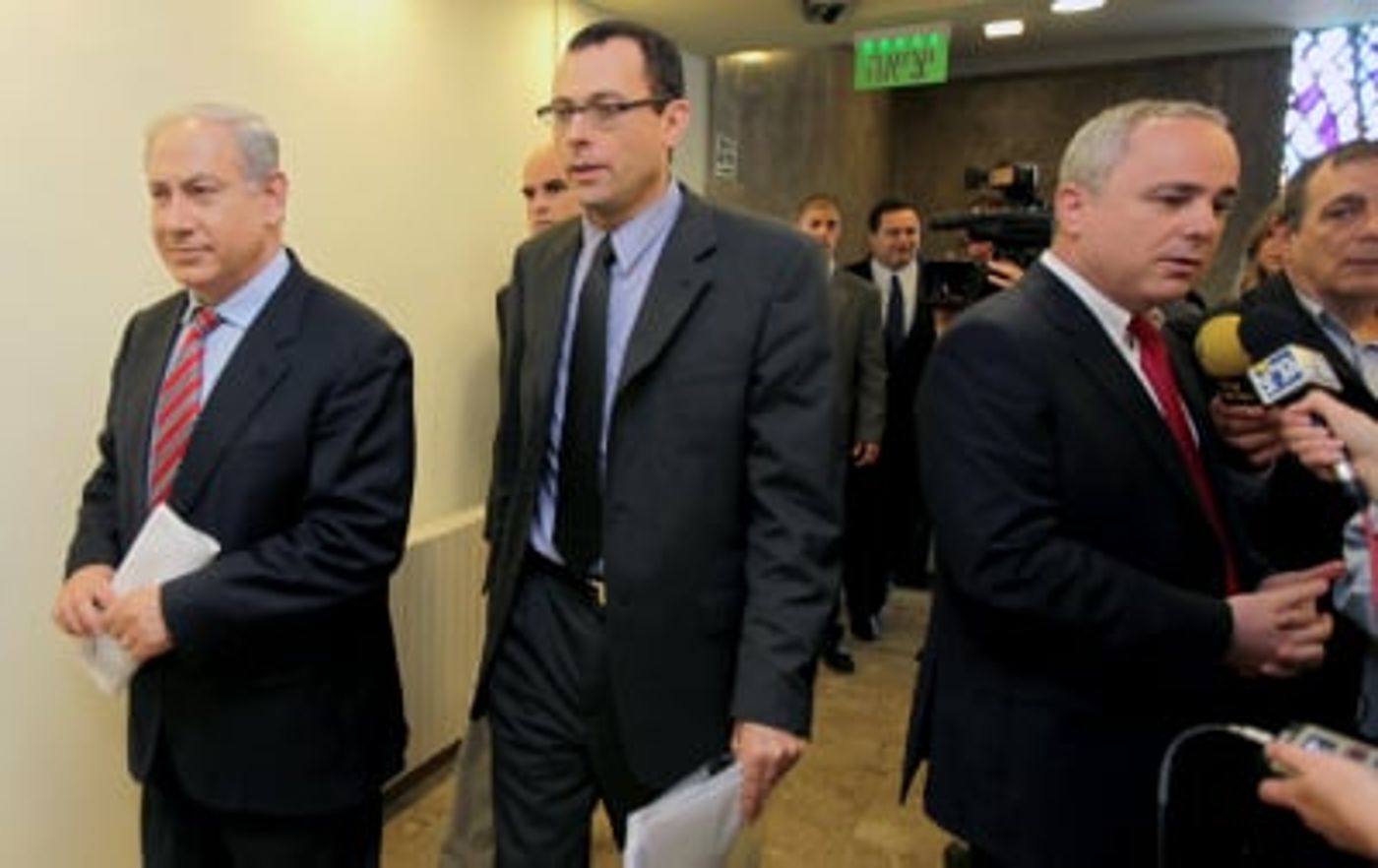 המשוריין הבא? בנט במגעים עם צביקה האוזר