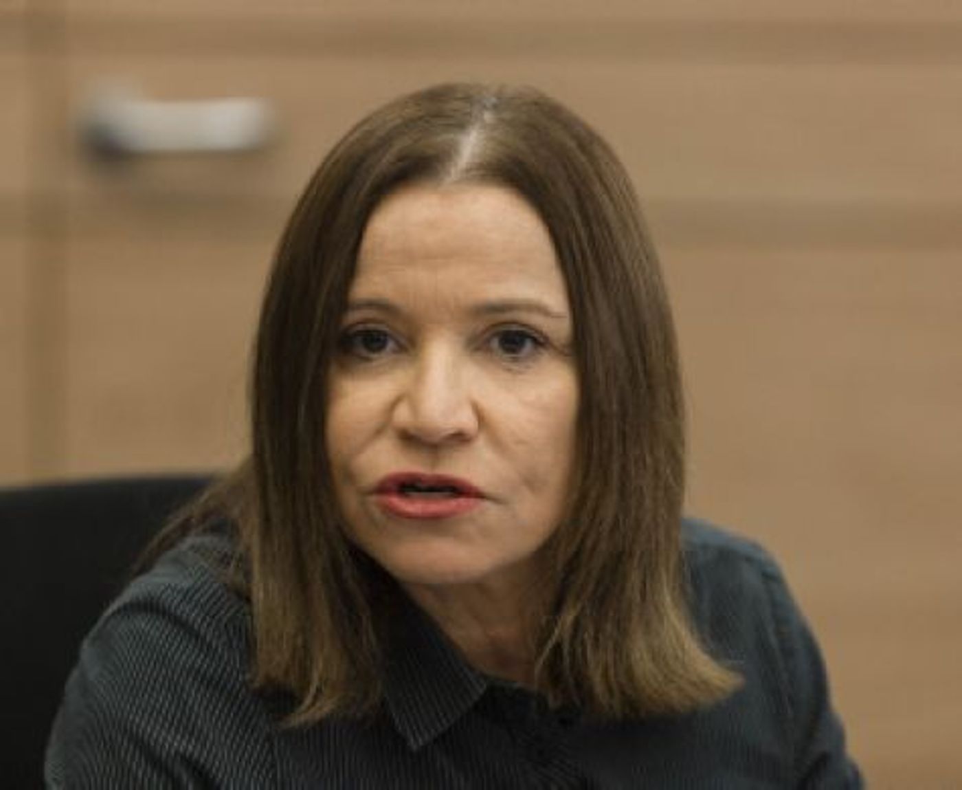 יחימוביץ' לנתניהו: "יש לך אולי קשרים עם מישהו בממשלה?"