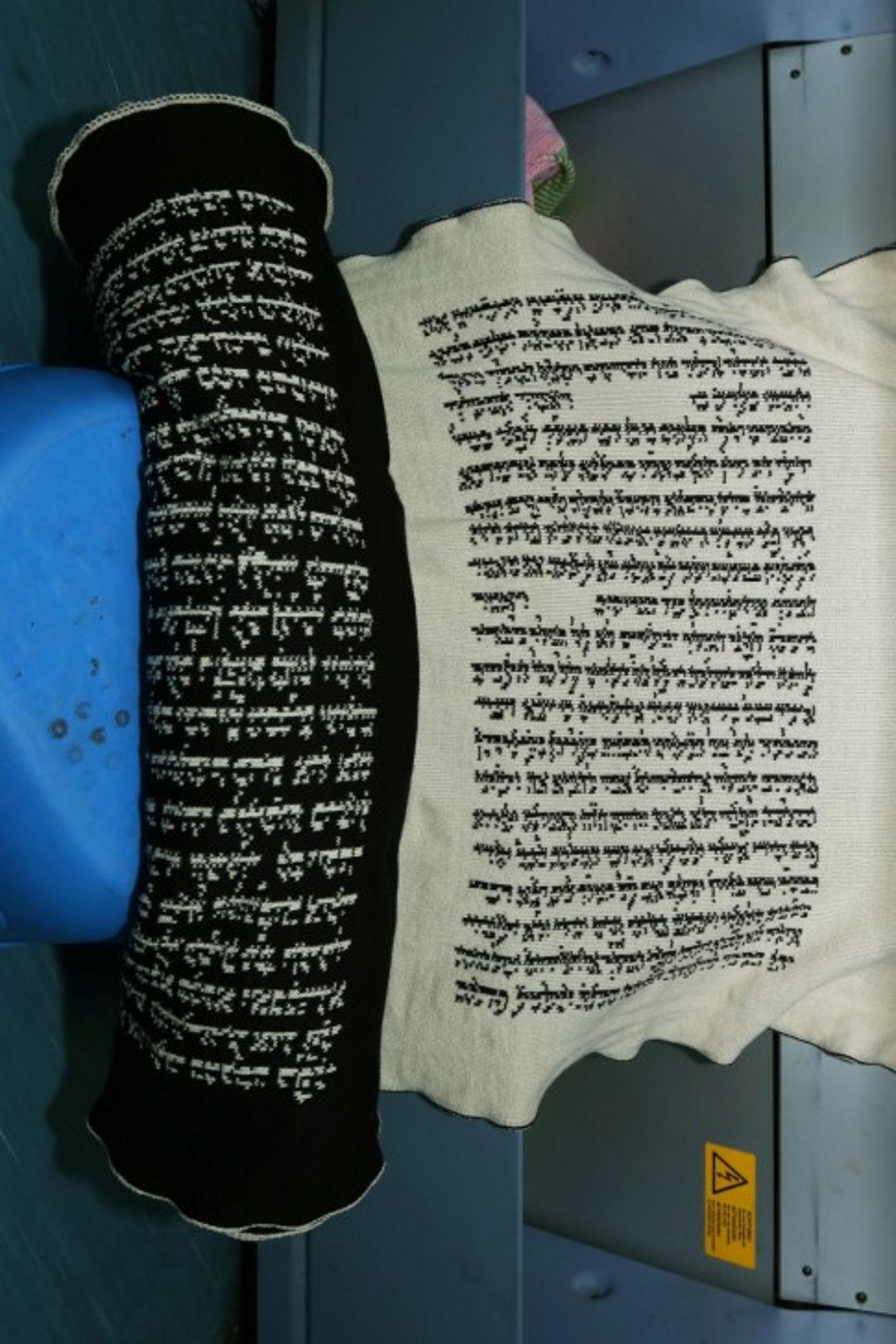 מגילת אסתר סרוגה תקריב_מרקחה שנקר_ צילום אחיקם בן יוסף (Custom)