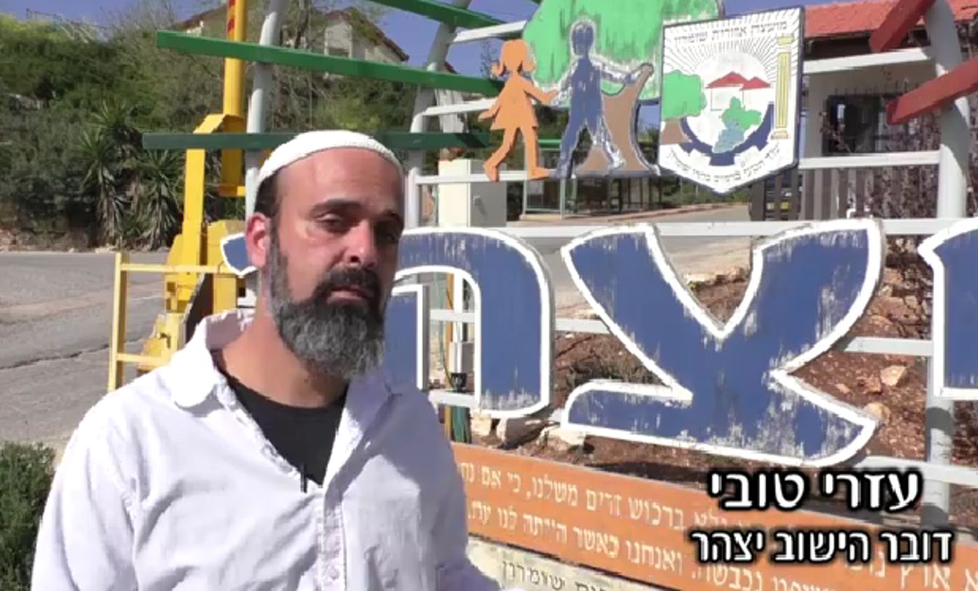 צפו: תושבי יצהר עורכים ליאיר לפיד סיור ביישוב