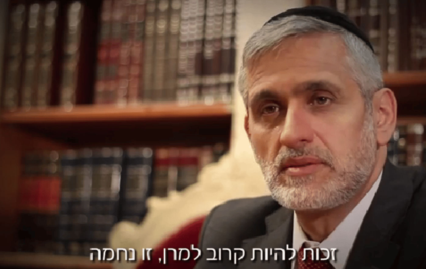 עם דמעות: ישי צילם סרטון בבית הרב עובדיה