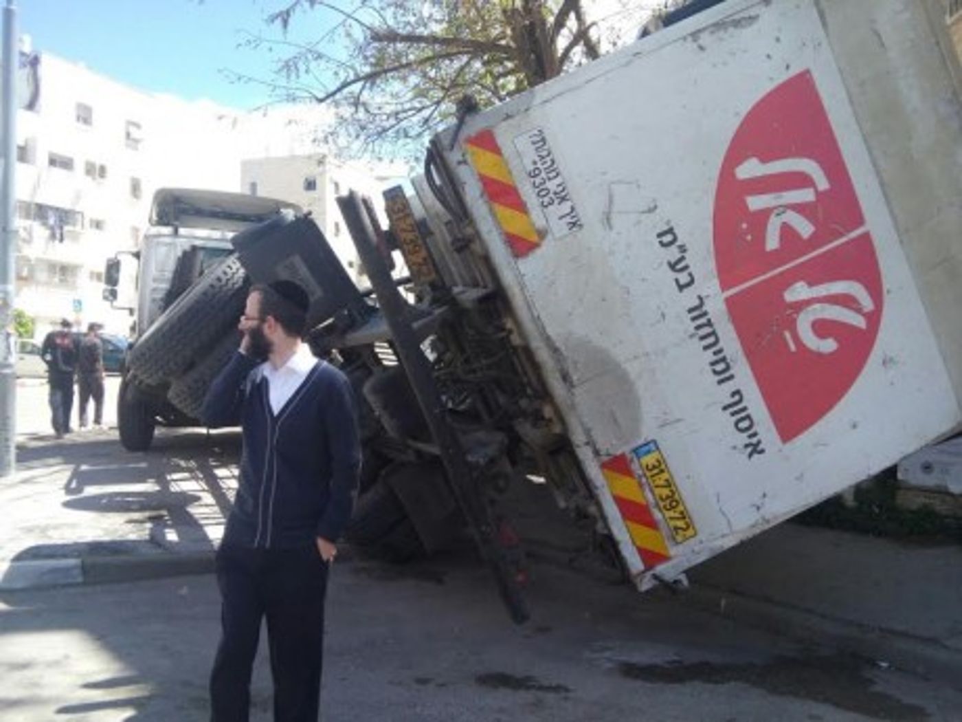 נס: משאית התהפכה על מדרכה בסמוך לילדים