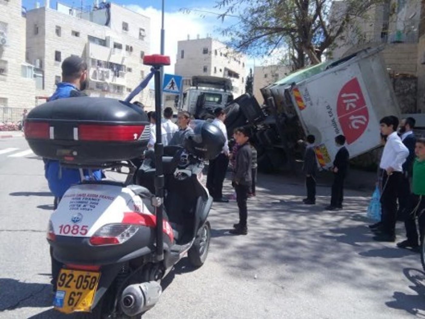 נס: משאית התהפכה על מדרכה בסמוך לילדים