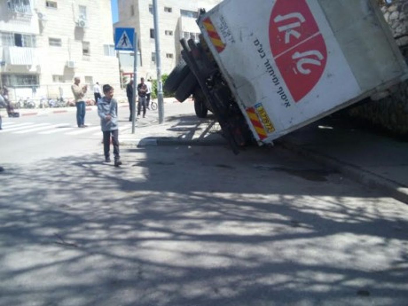 נס: משאית התהפכה על מדרכה בסמוך לילדים