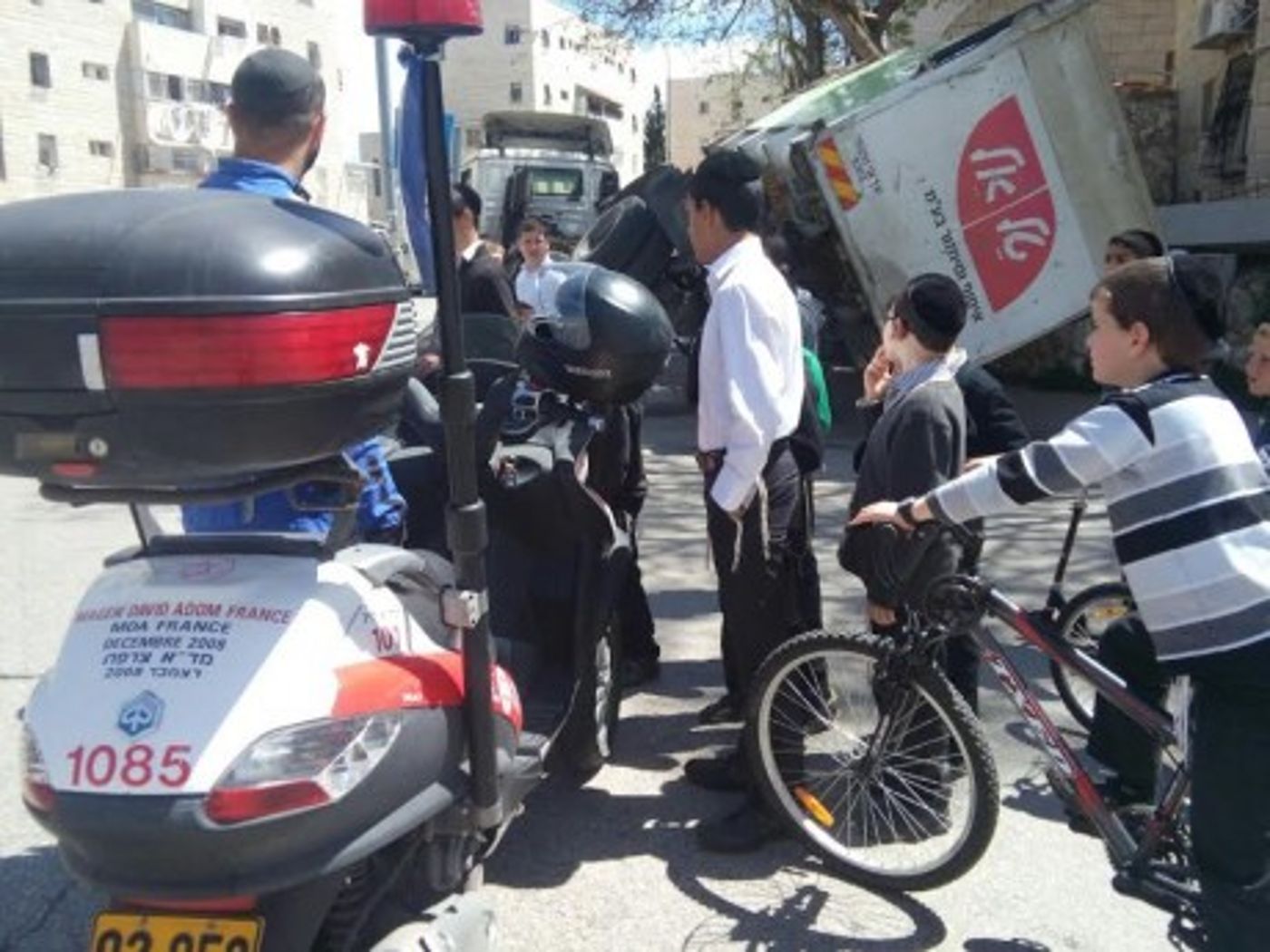 נס: משאית התהפכה על מדרכה בסמוך לילדים