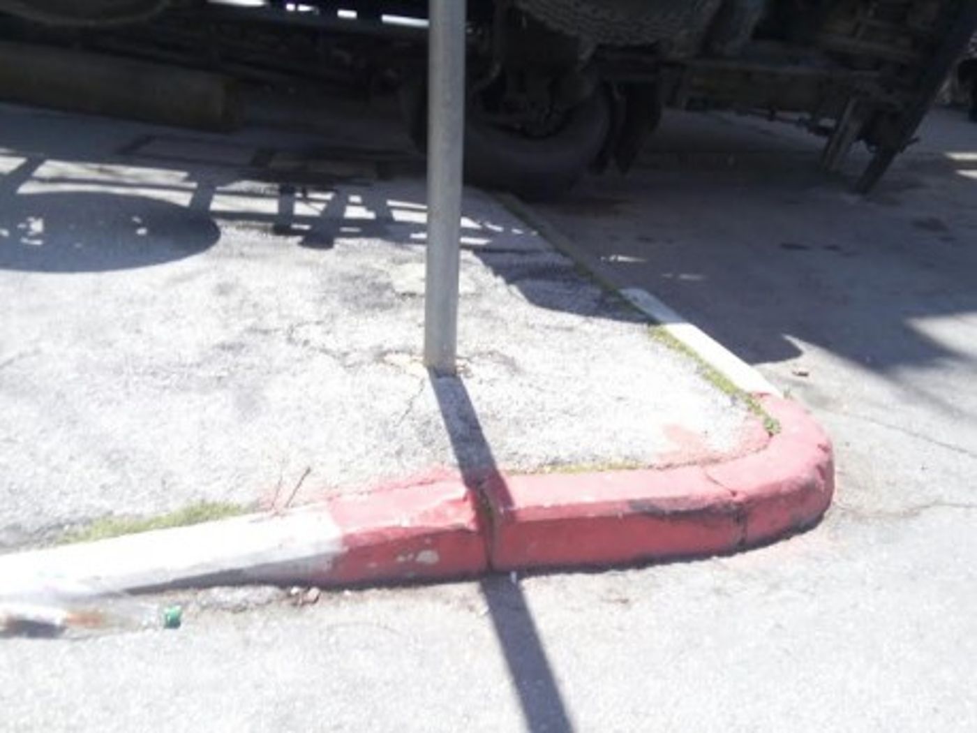 נס: משאית התהפכה על מדרכה בסמוך לילדים