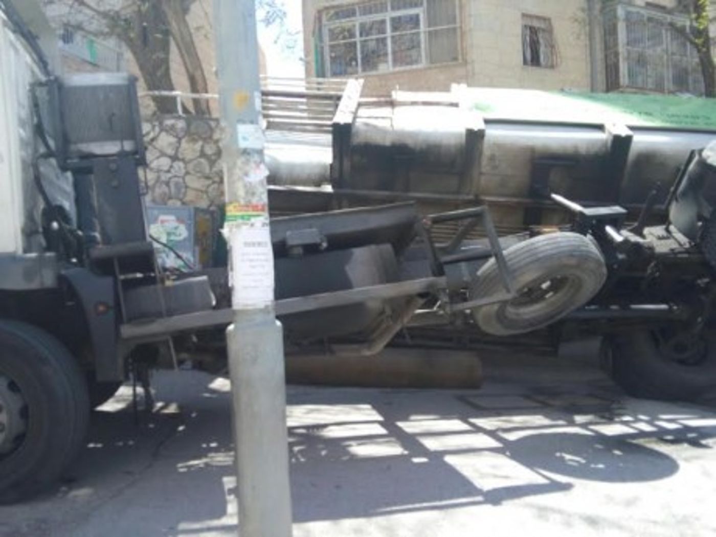 נס: משאית התהפכה על מדרכה בסמוך לילדים