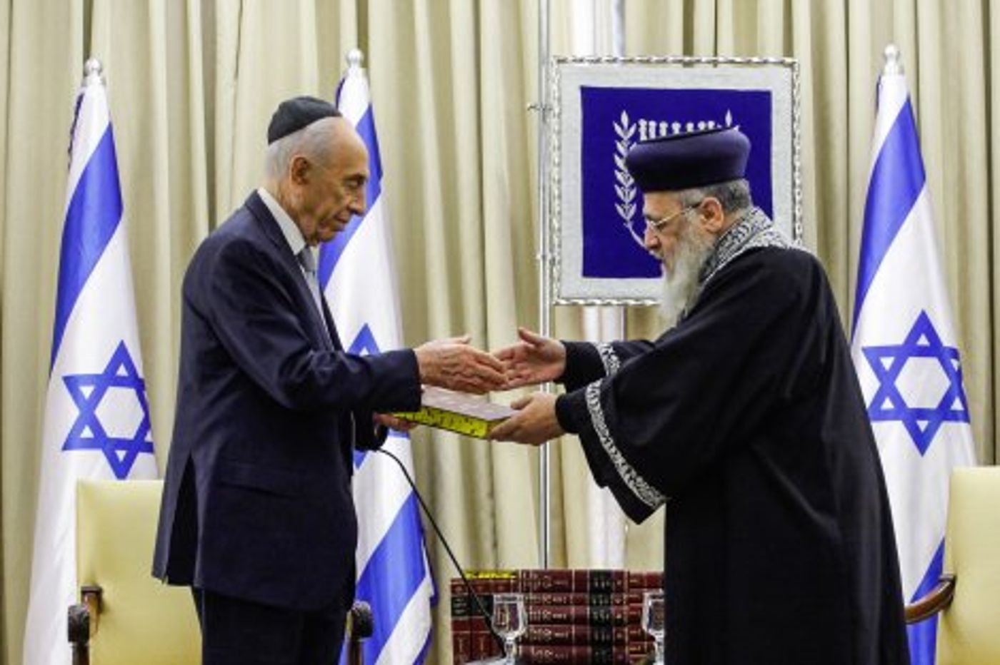 הראשון לציון ושמעון פרס דנו על ממשלת אחדות