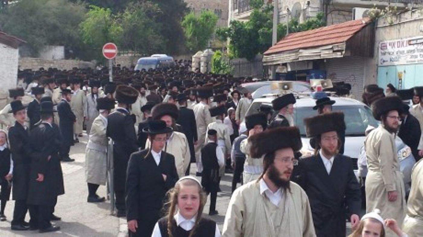 אלפים בלווית הבחור יצחק סאמט ז"ל. גלריה