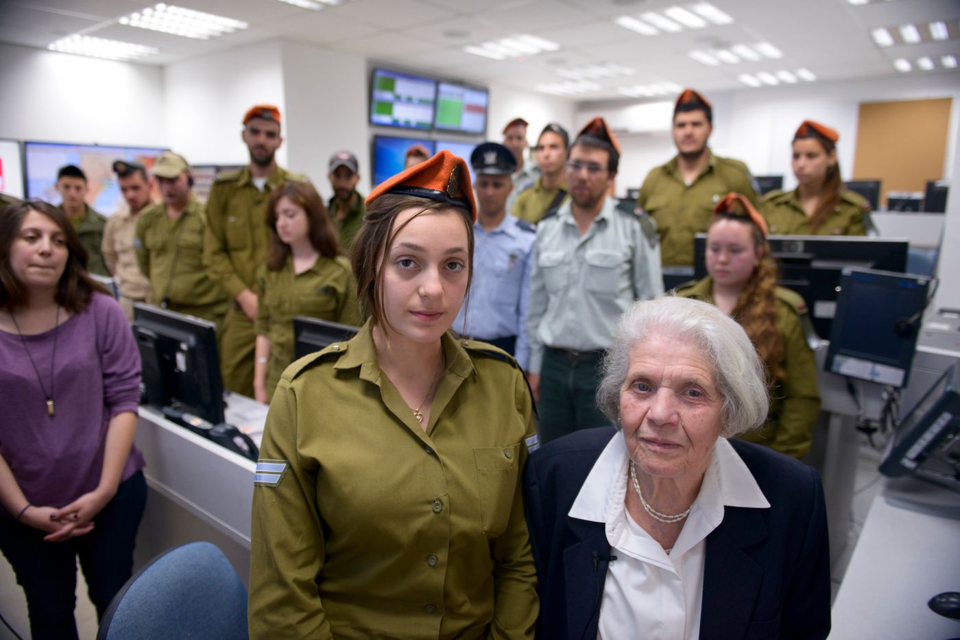 ניצולת שואה הפעילה את הצפירה לזכר הנספים