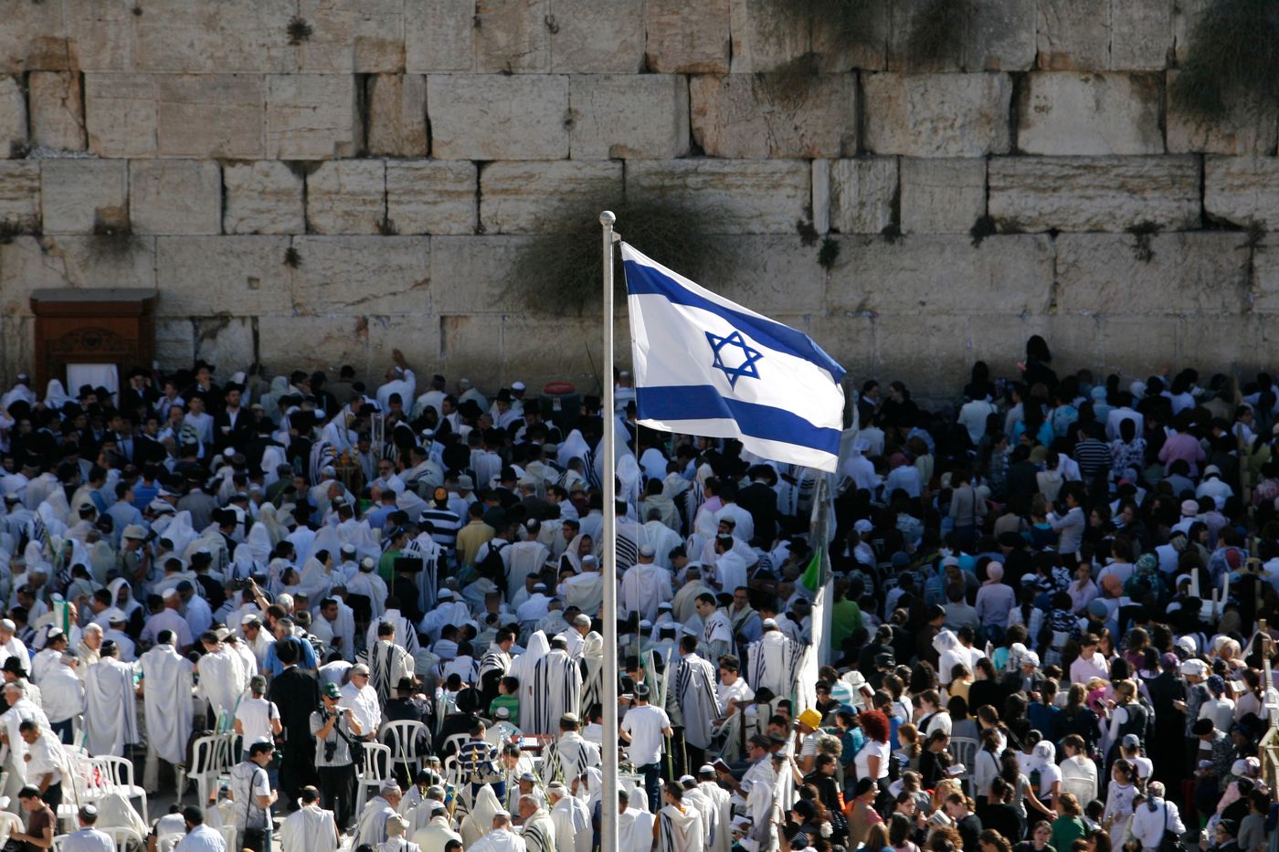 צפו: 'התקווה' בהנפת הדגל בכותל המערבי