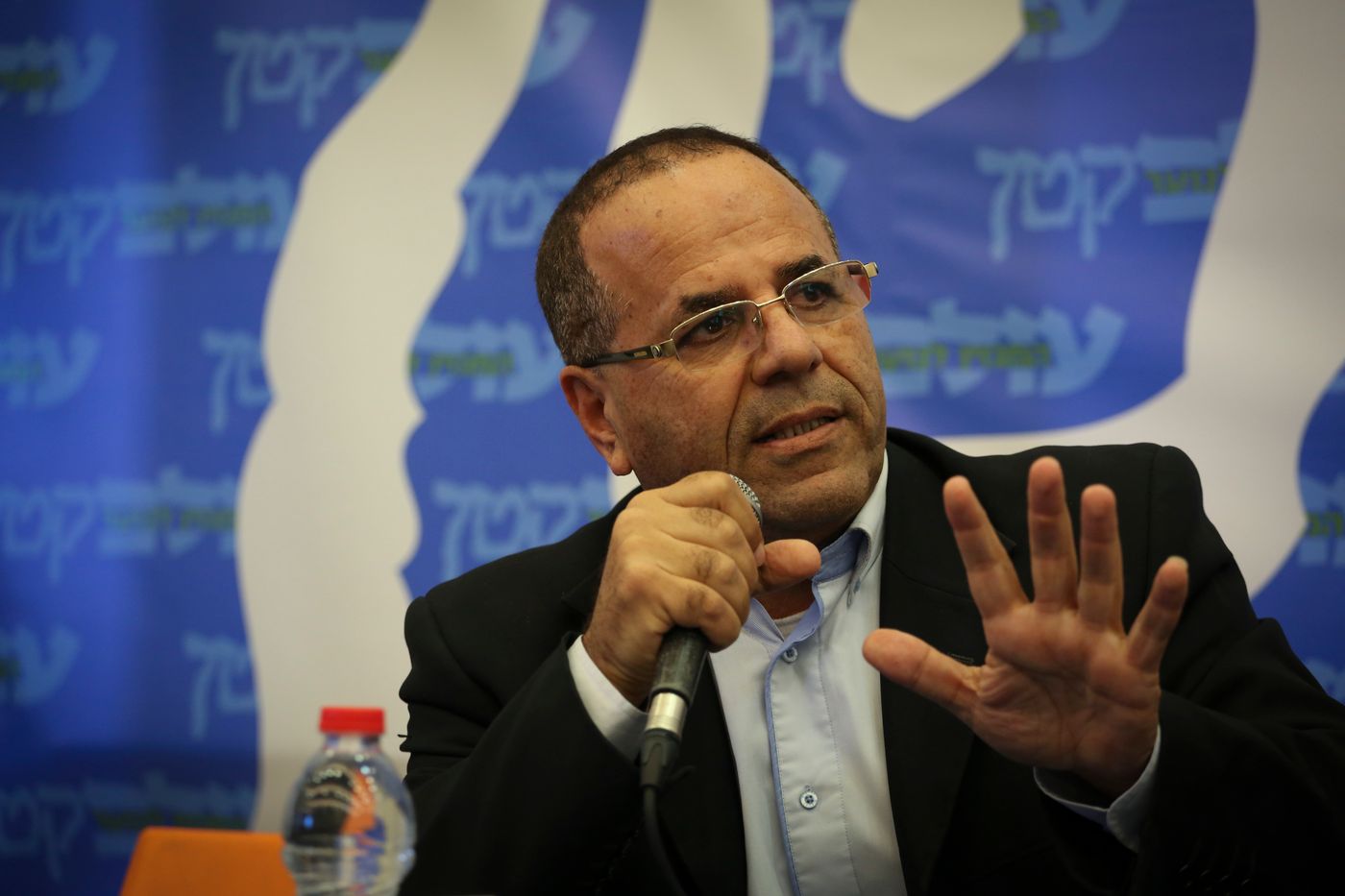 צפו: מופע האיומים של איוב קרא