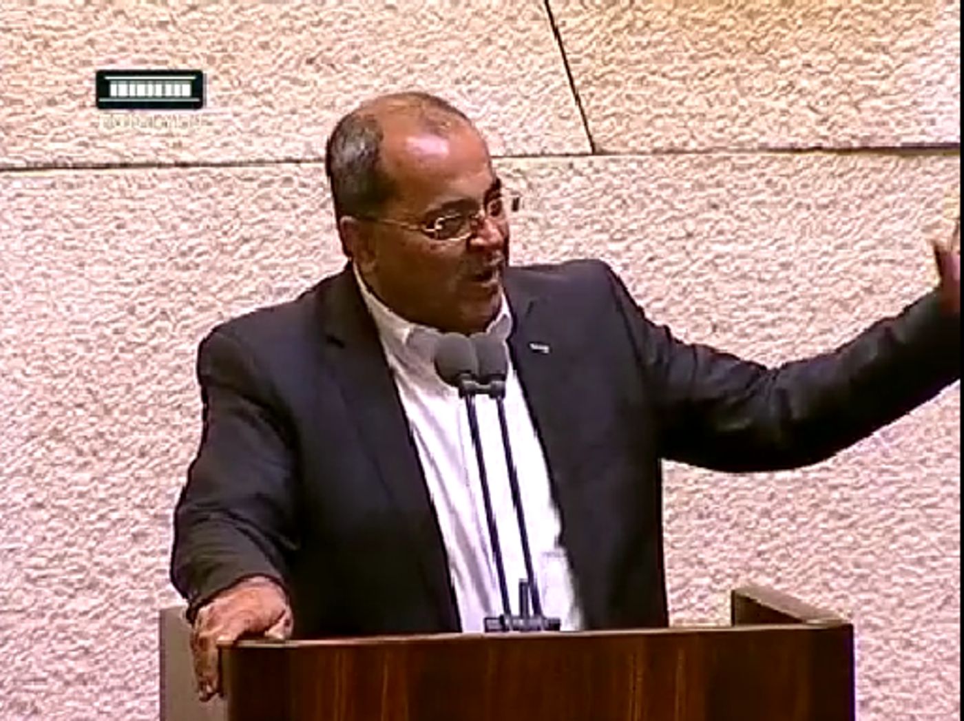צפו: אחמד טיבי מתנצל בפני אורן חזן