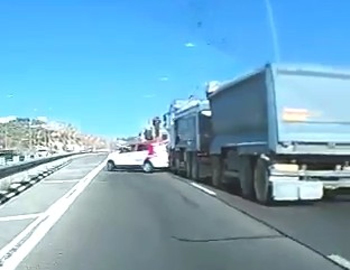 צפו: משאית נוגחת ברכב וממשיכה בנסיעה
