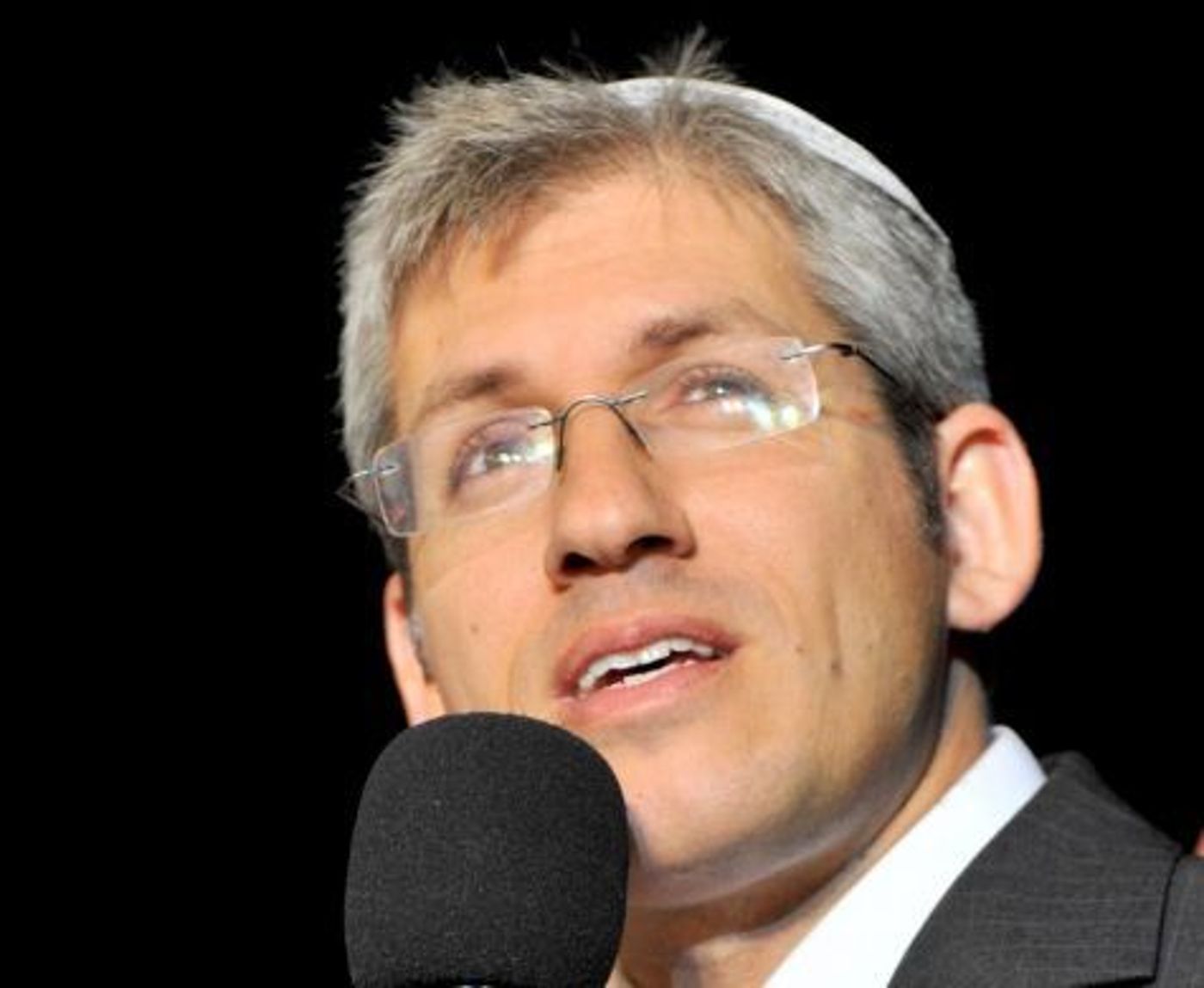 "כשכולם חושבים שאתה אלהים אתה מאמין להם"