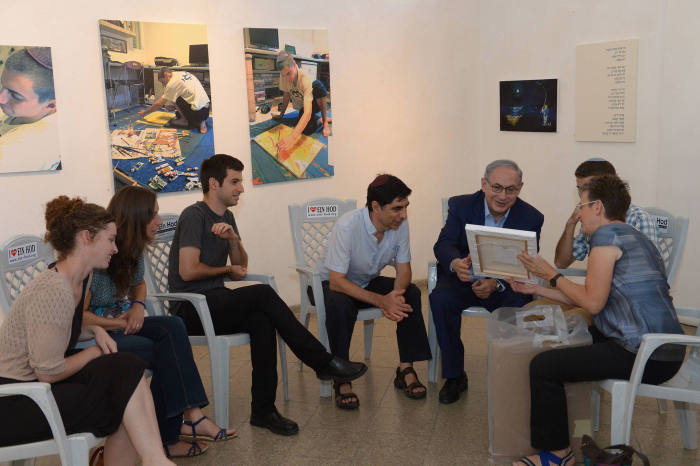 נתניהו ביקר בתערוכת הציורים של הדר גולדין