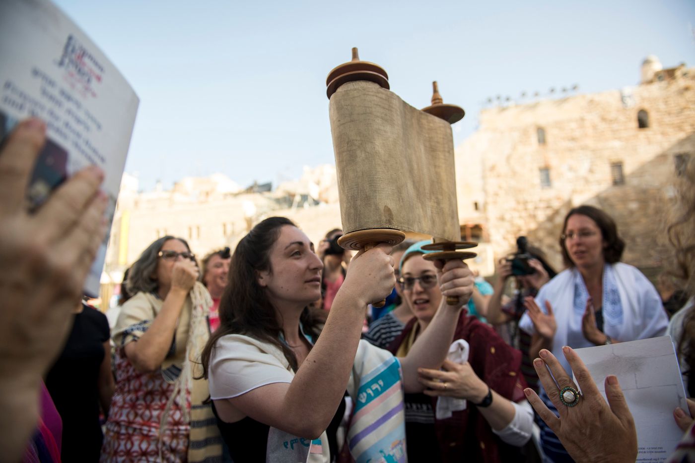 מלחמת גרסאות: איך הגיע ספר התורה לכותל?
