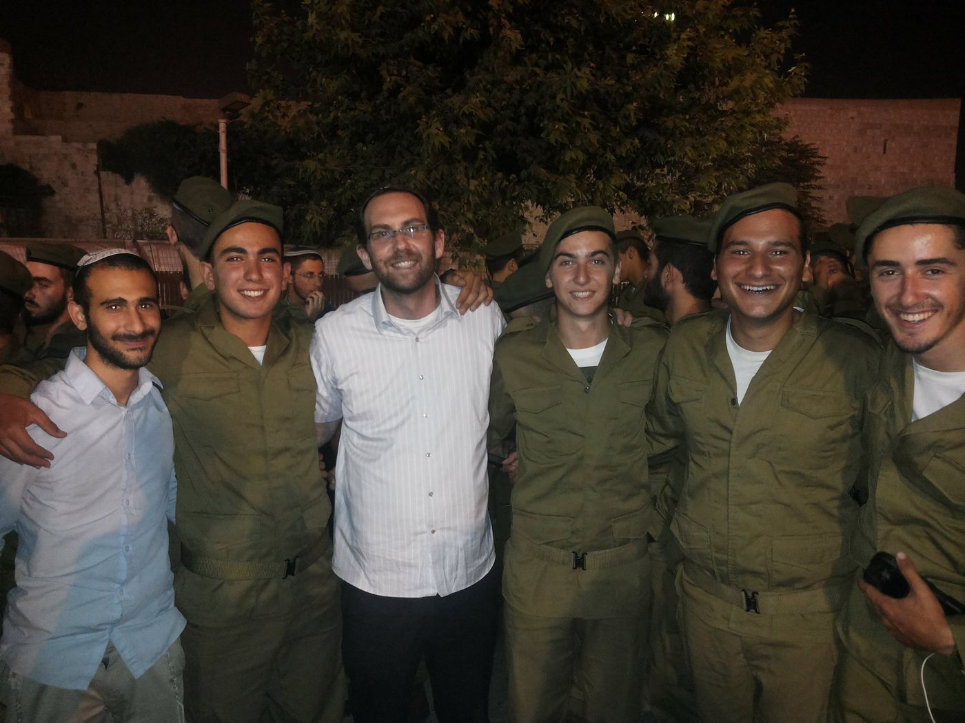 מאותה כיתה בפריז לאותה מחלקה בצנחנים