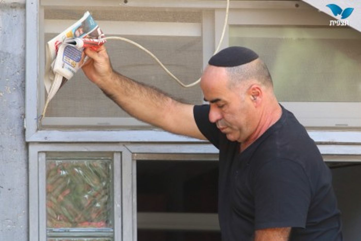 חרדי התחשמל במהלך בניית סוכה; מצבו קשה