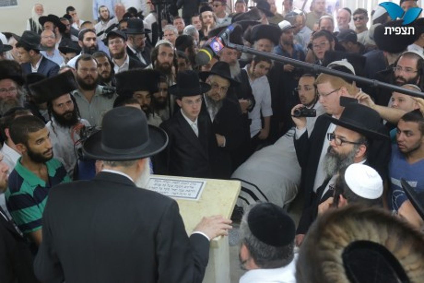 הרב נחמיה לביא ואהרון בניט הובאו למנוחות; תיעוד