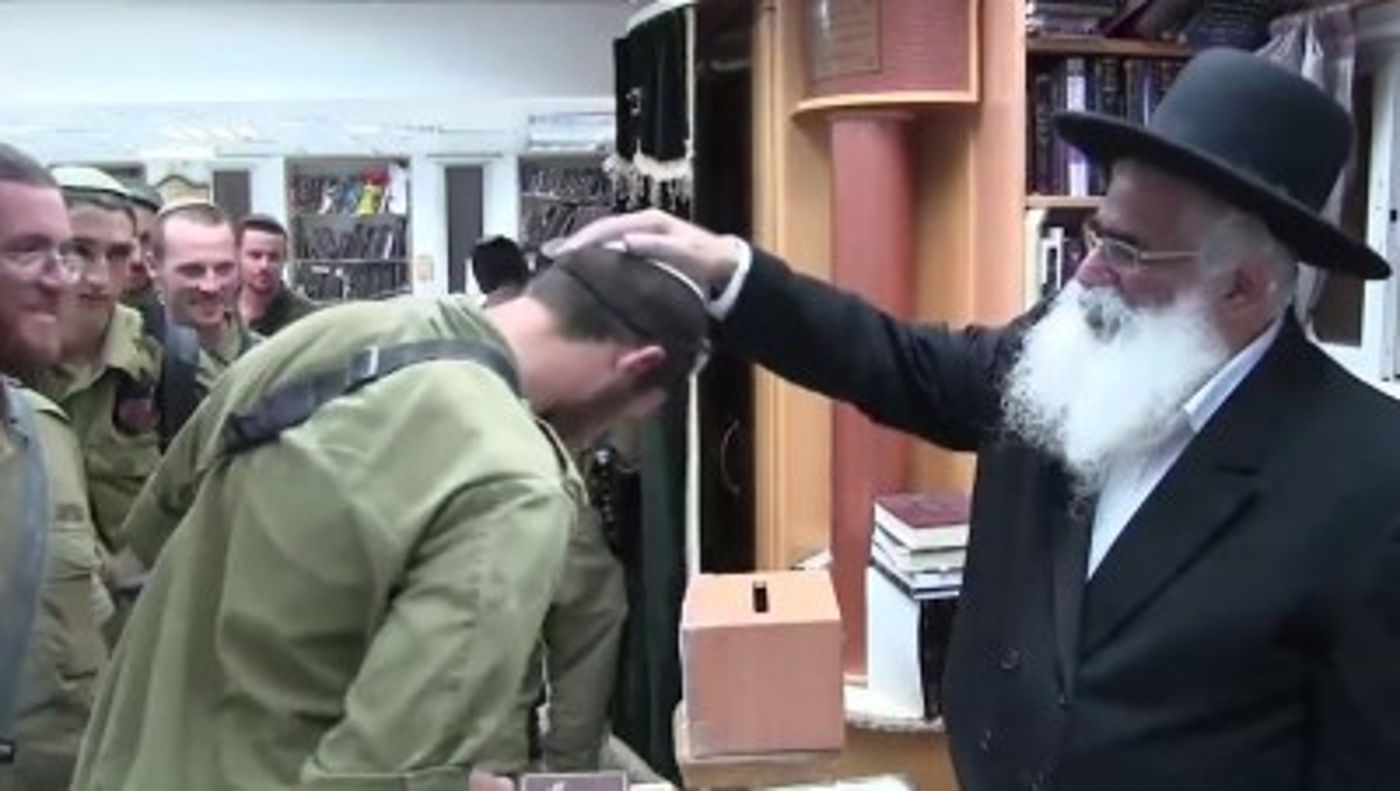 צפו: הרב אברג'ל מברך את חיילי צה"ל בצוק איתן
