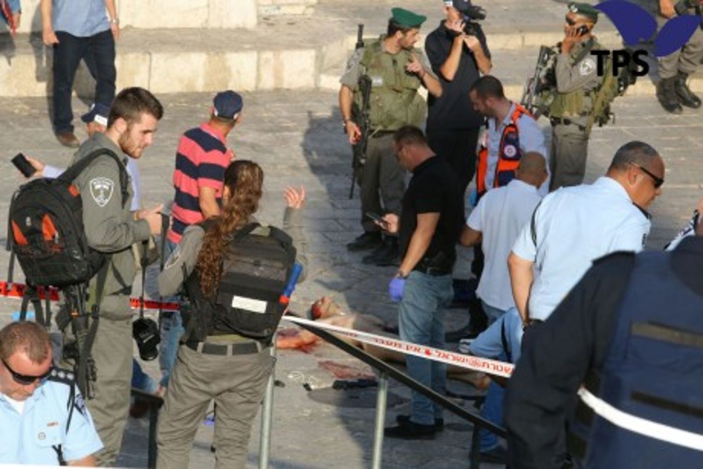 הפיגוע בשער שכם: ניסה לדקור שוטרים וחוסל; תיעוד