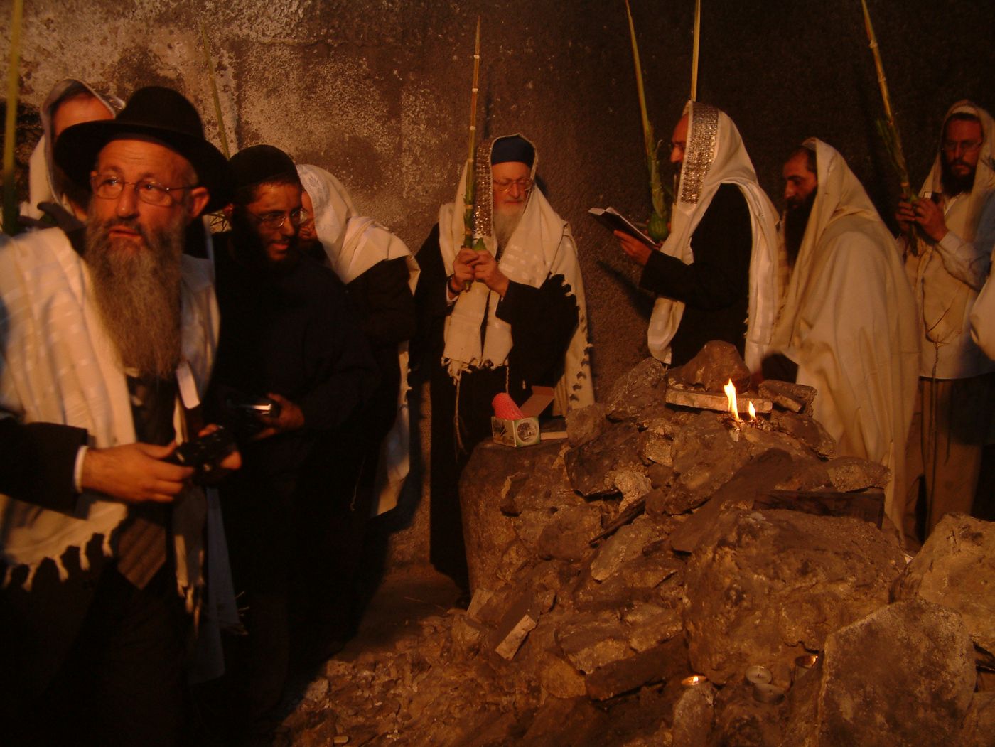 תמונה נדירה: הרב מרדכי אליהו זצ"ל בקבר יוסף