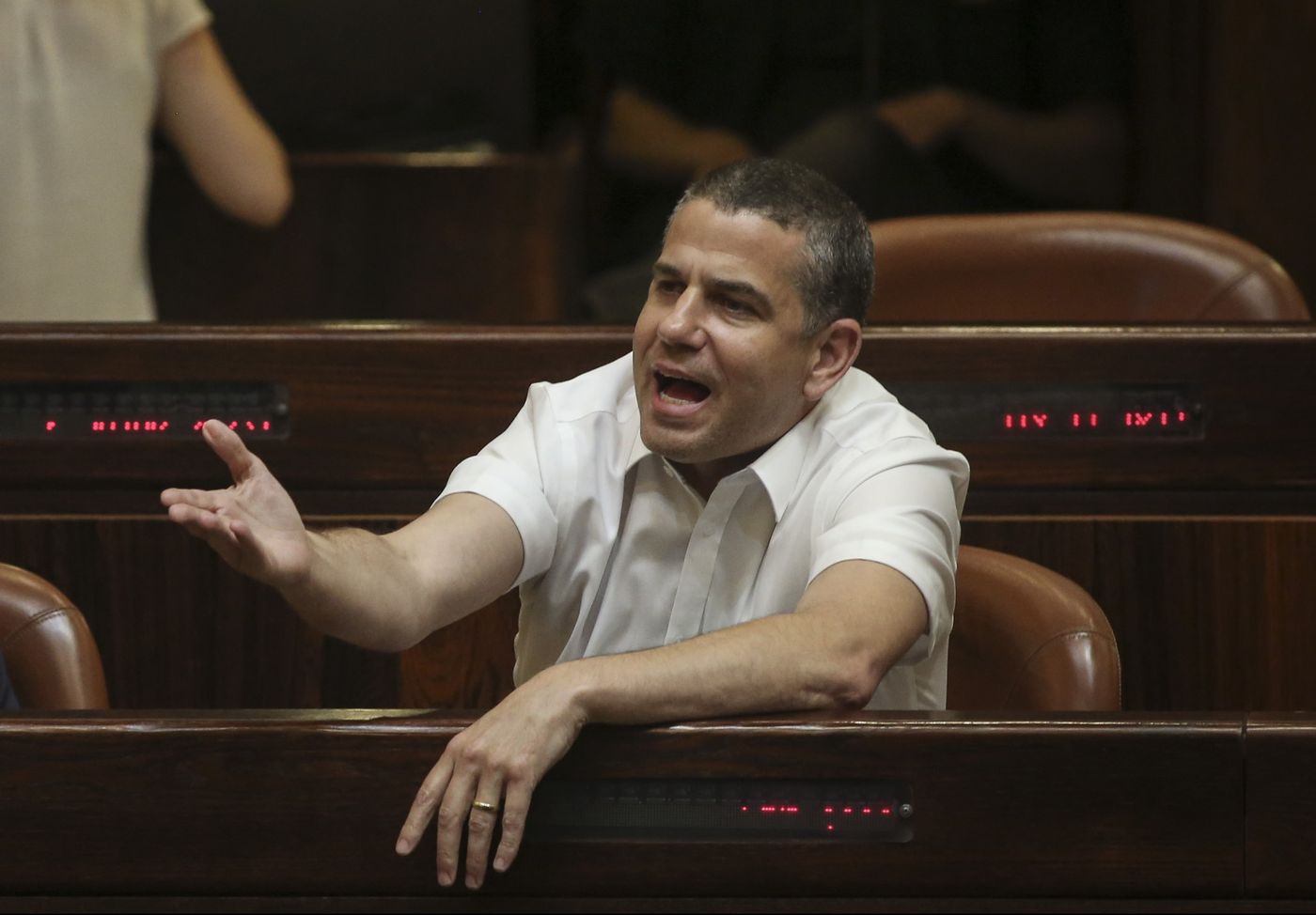 בדרך לפרישה? "לא אשב בממשלה שנכנעת לטרור"