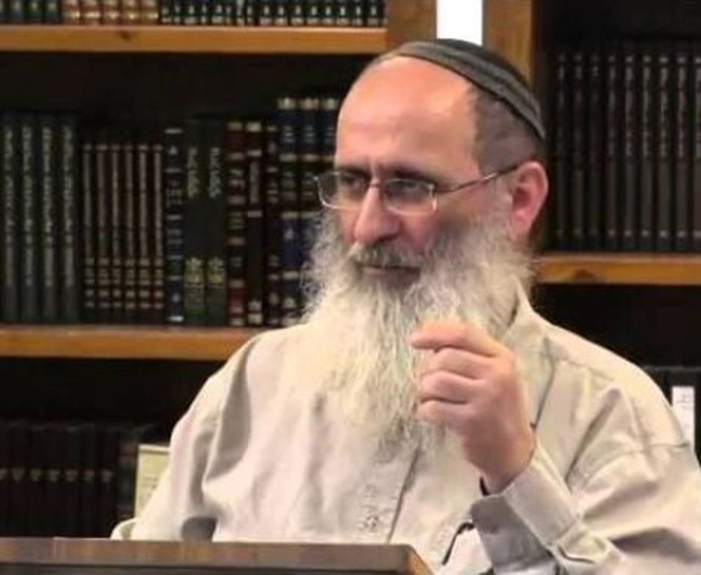 מגיב לסערה: "לא אמרתי שללימוד תורה אין ערך"