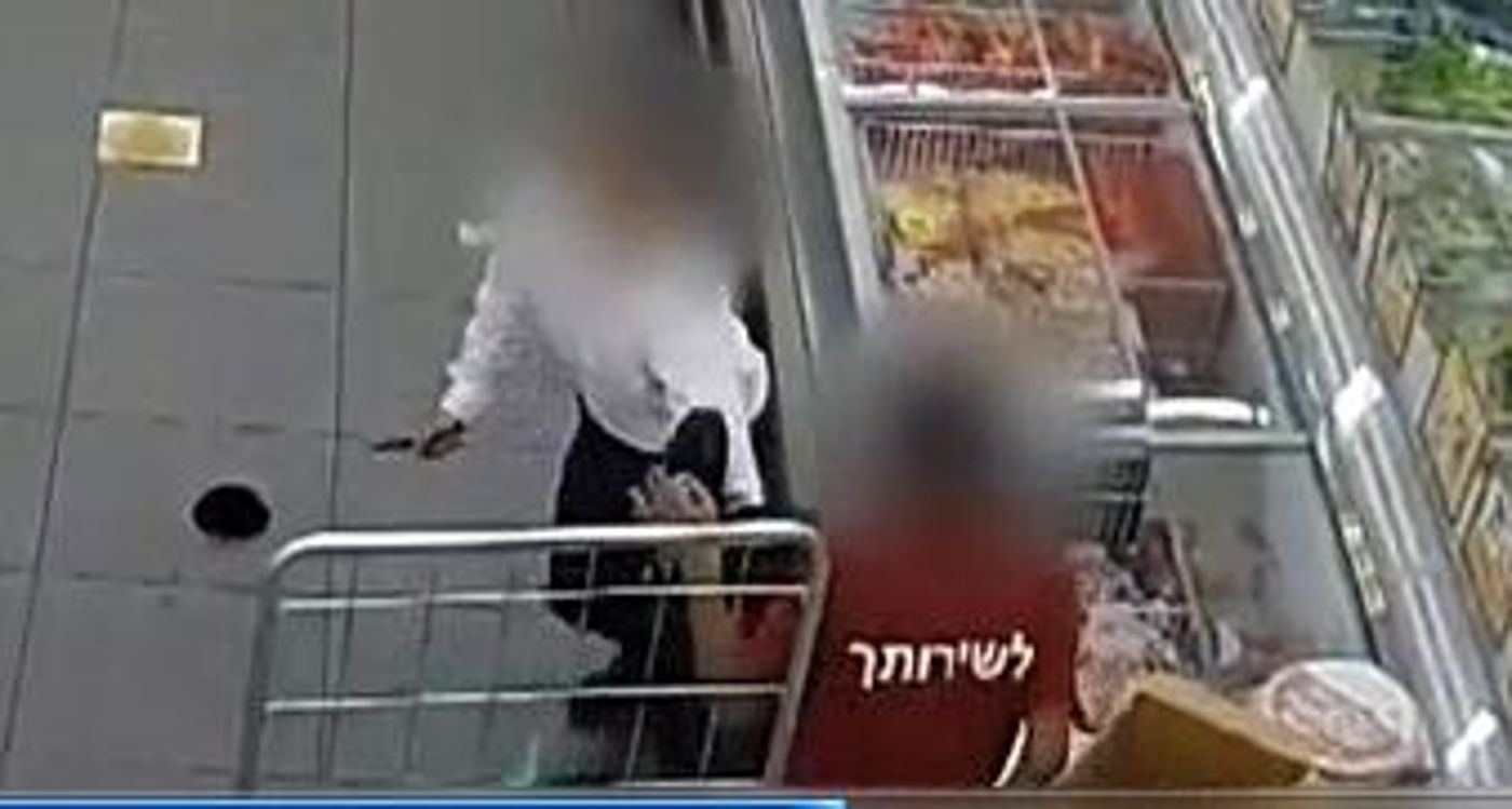 הדוקר החרדי לא שכח להרים את הכיפה; צפו