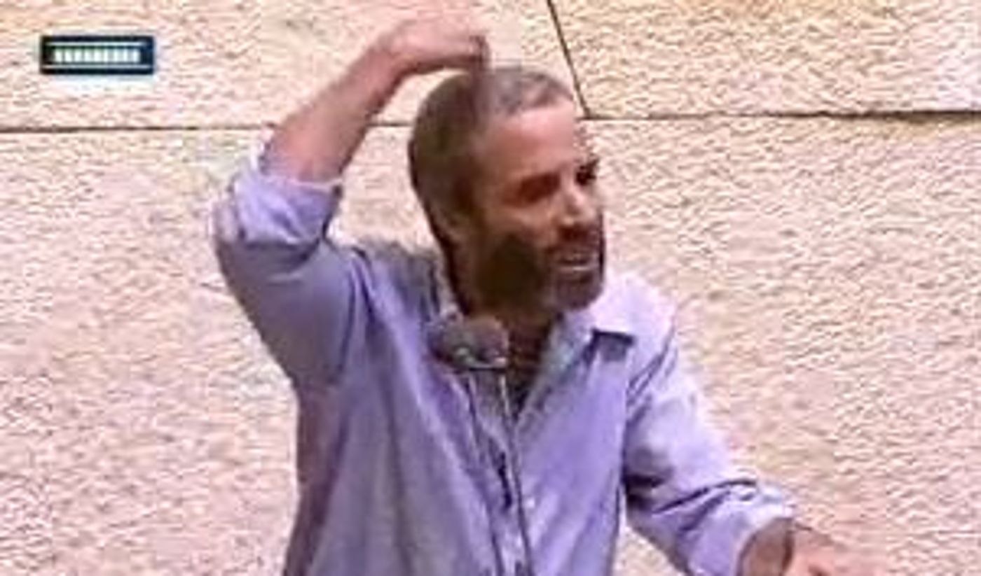 צפו: שטרן מסיר את הכיפה ותוקף את החרדים