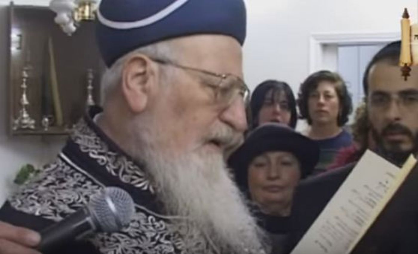 מברך במשך 5 דקות: הרב אליהו מדליק נרות חנוכה