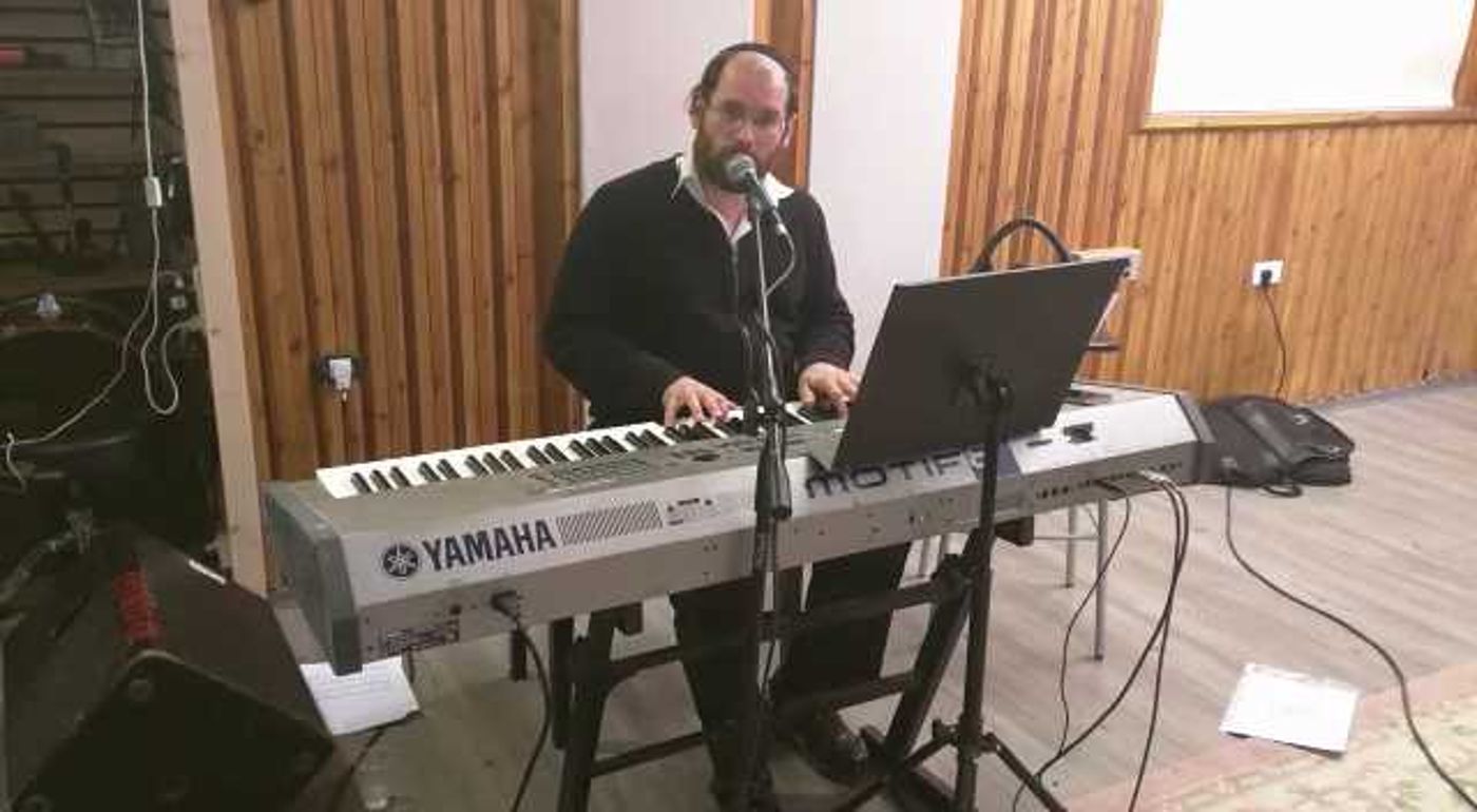 צפו: אהרון רזאל בחזרות לקראת 'ירושלים של אור'