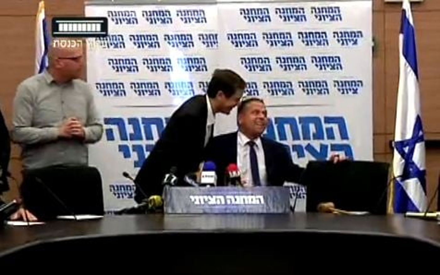 צפו: הרצוג מקים את כבל: "אתה יושב בכיסא שלי"