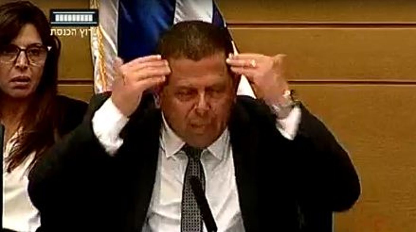 איתן כבל "חושף": "יש לי שכל לפעמים"; צפו
