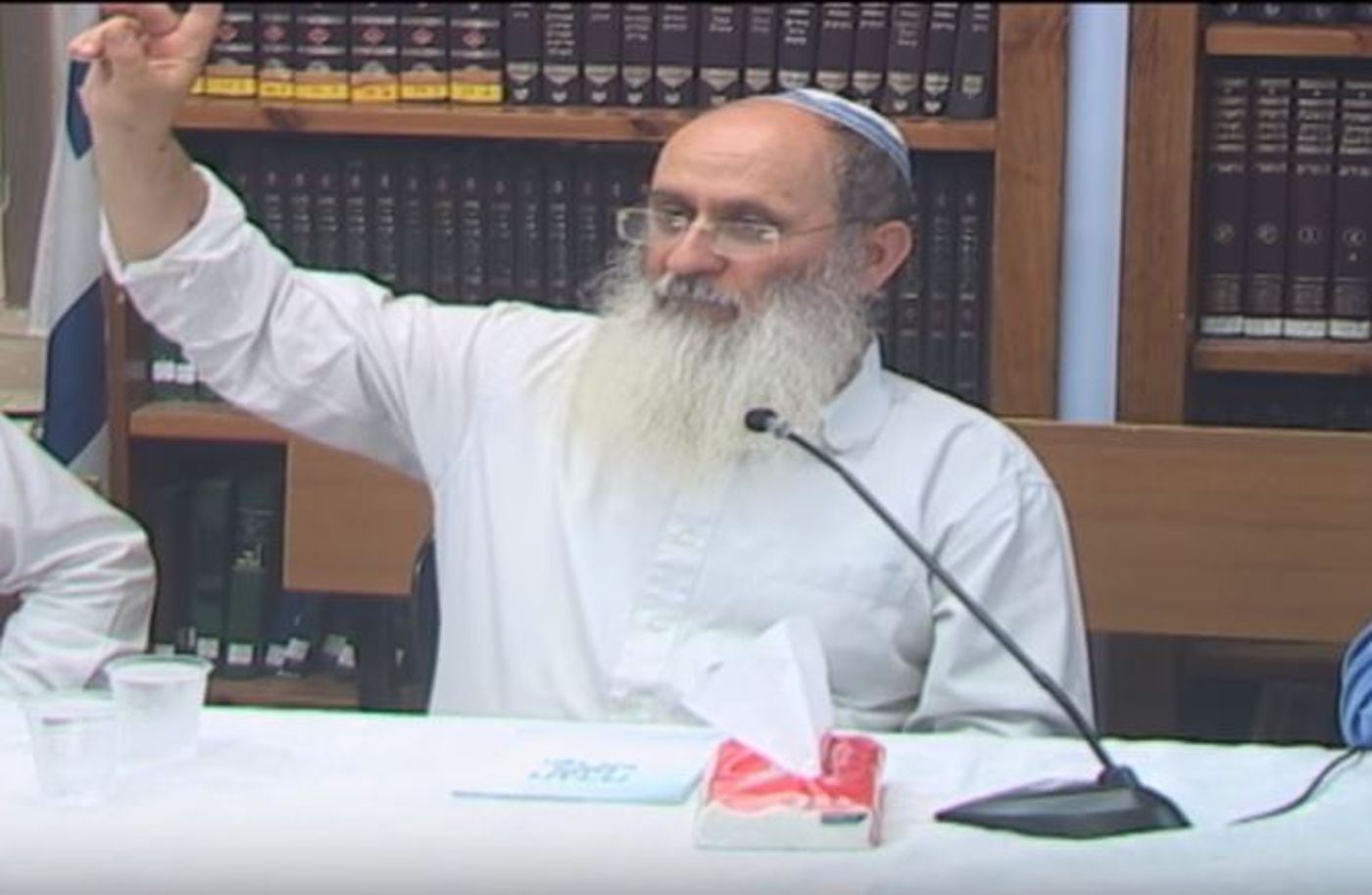 מתכוננים לחג: ליל הסדר עם הרב אורי שרקי. צפו