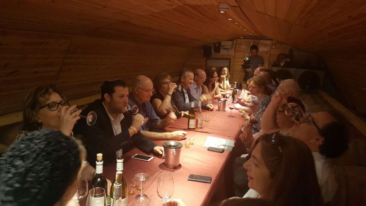 צפו: ראשי ערים מצרפת "מצפצפים" על החרם