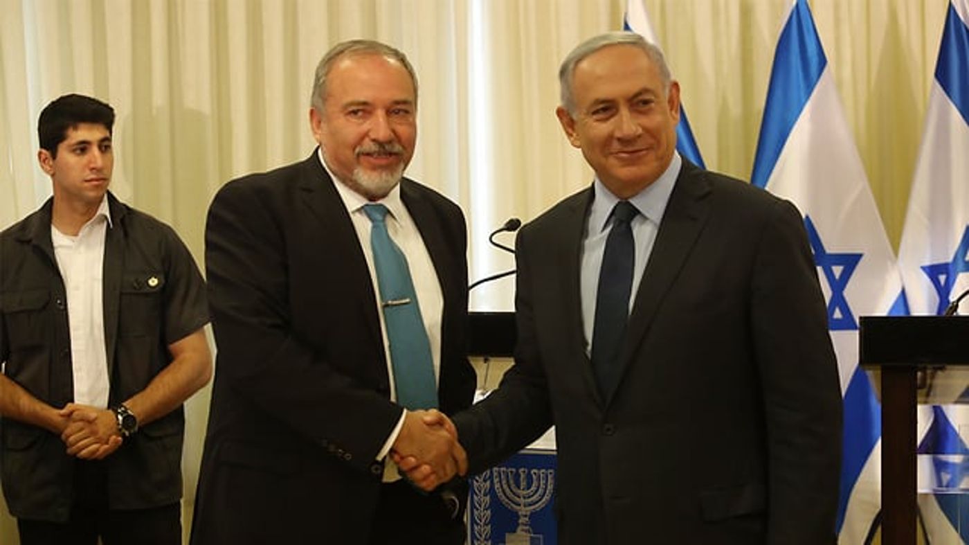 תם ולא נשלם: נתניהו וליברמן חתמו על הסכם; העיניים נשואות לבנט
