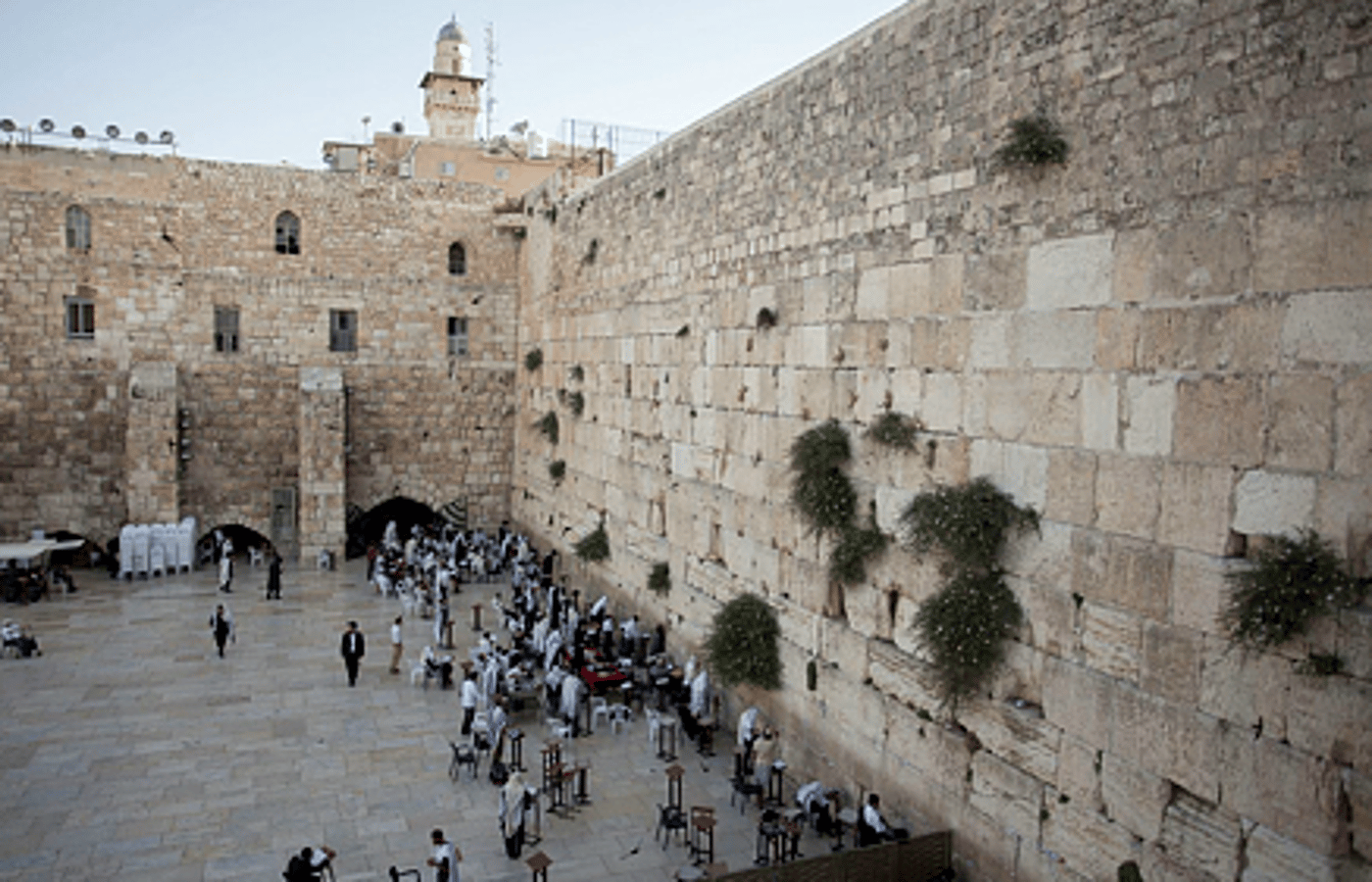 סערה בכותל: ניסו להבריח ספר תורה מתחת לחצאית