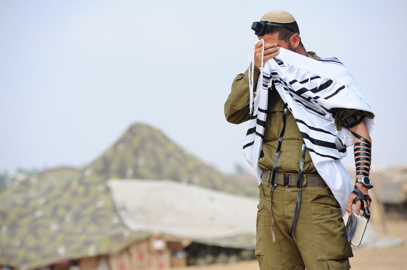 החייל הדתי נאלץ לבחור: להתפלל או לאכול סעודת שבת