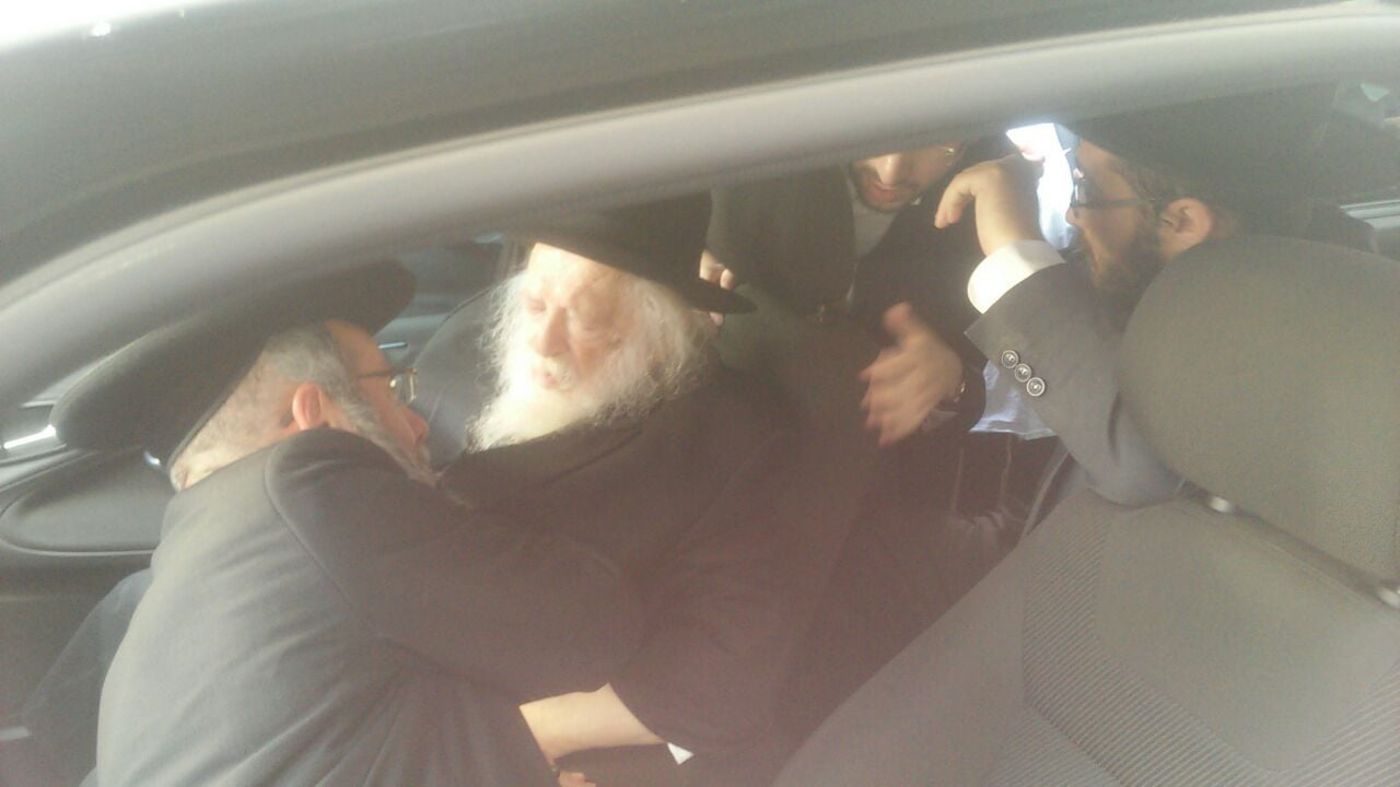 הרב חיים קנייבסקי בתפילה בקבר רחל. צפו