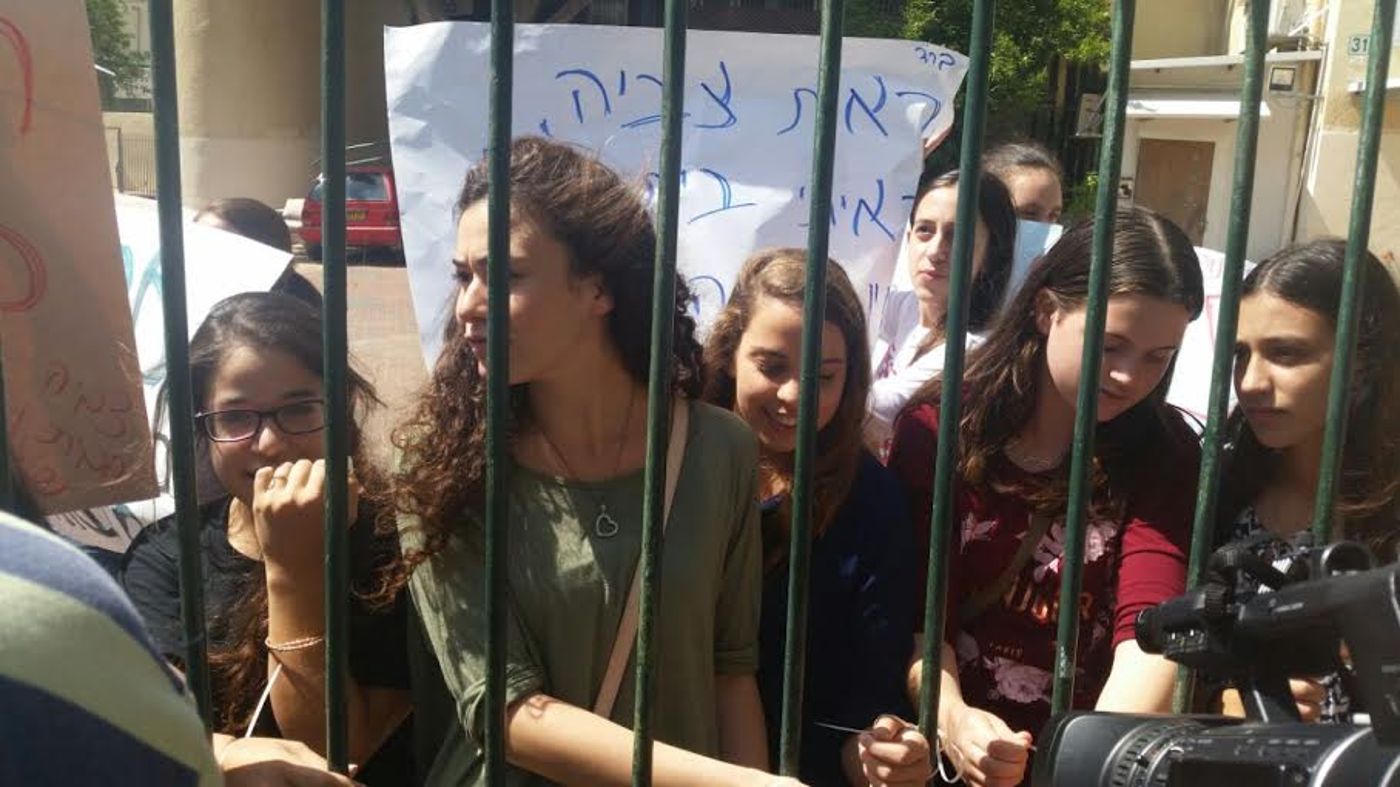 ב"ב: בנות האולפנא קשרו עצמן באזיקונים לגדרות