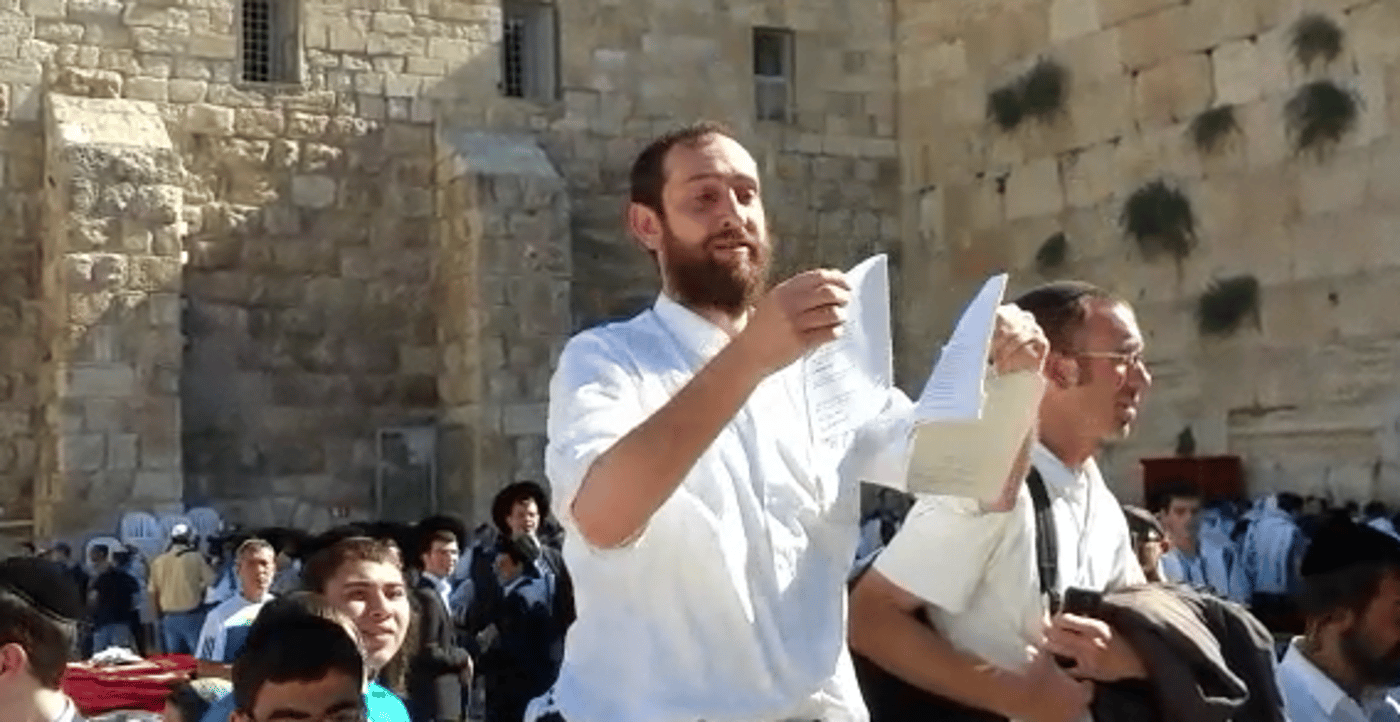 צפו: חרדי קורע סידורים במהלך עימותים בכותל