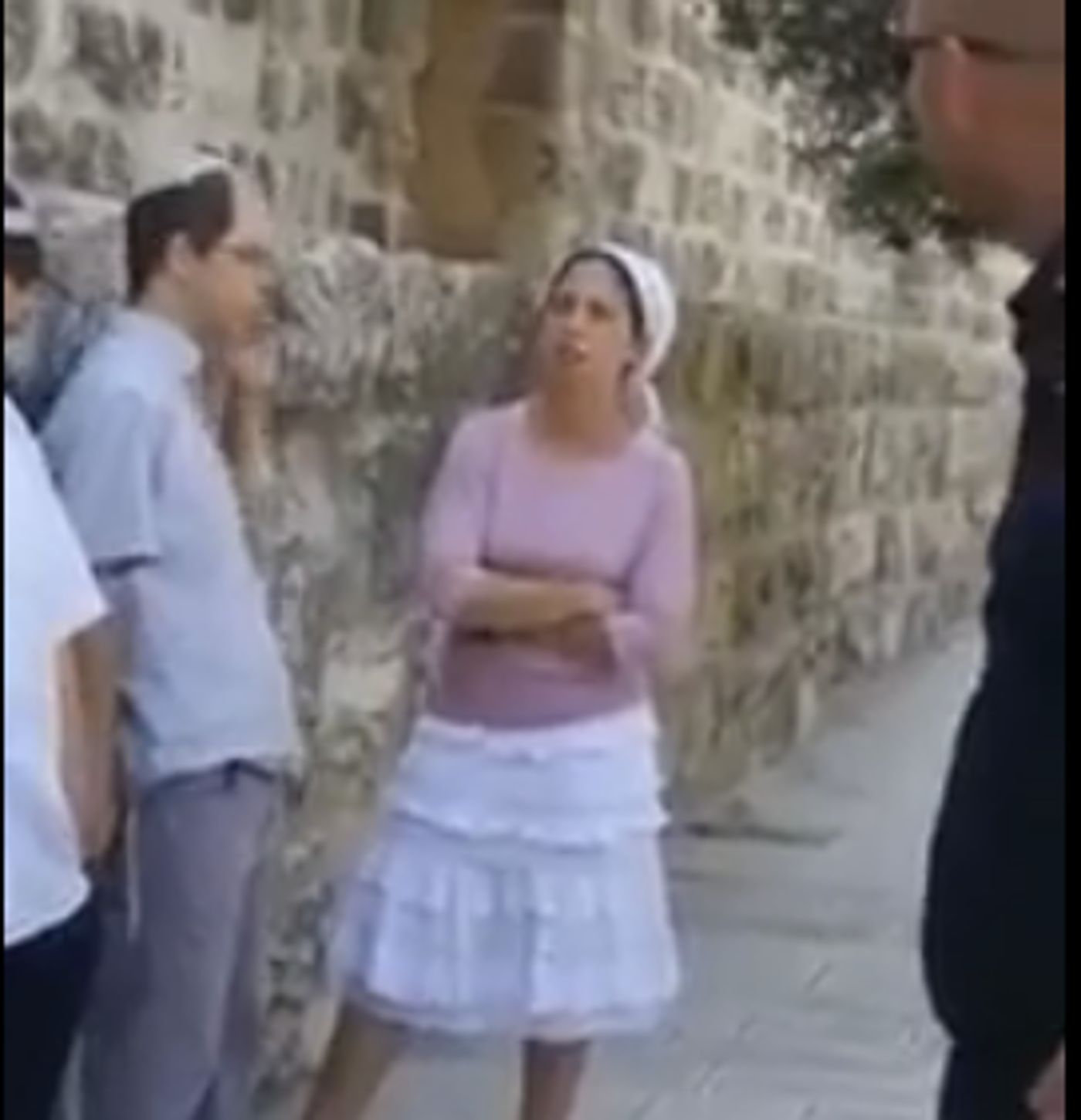 צפו: מוריה פרצה בבכי: "איך הם אומרים לי לא להתפלל"