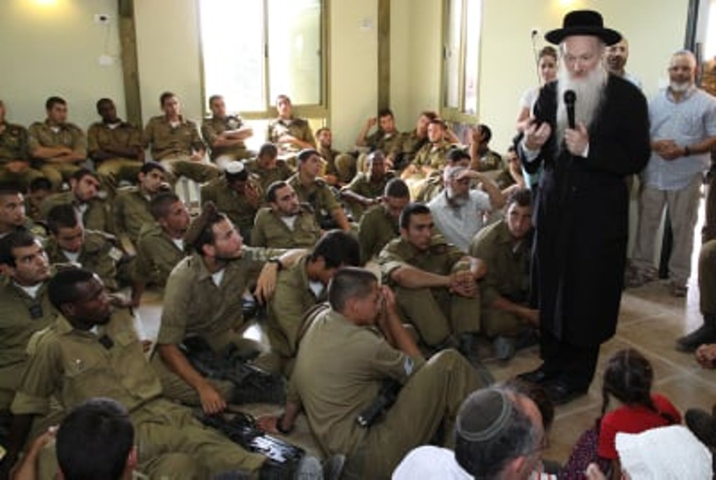 התגובה ל'צו 1': 'מלשינון' נגד כניסת גורמים דתיים לצבא