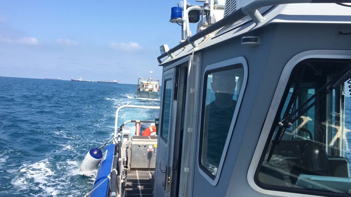 חילוץ בלב ים: השוטרים משו את הדייגים. צפו