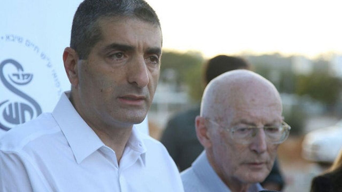 "הוא לחץ לנו את היד": שמעון פרס נלחם על חייו