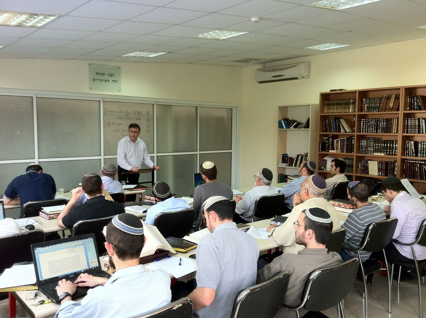 חיבוק ללומדי התורה: מלגות ינתנו לאברכים לפורים ופסח