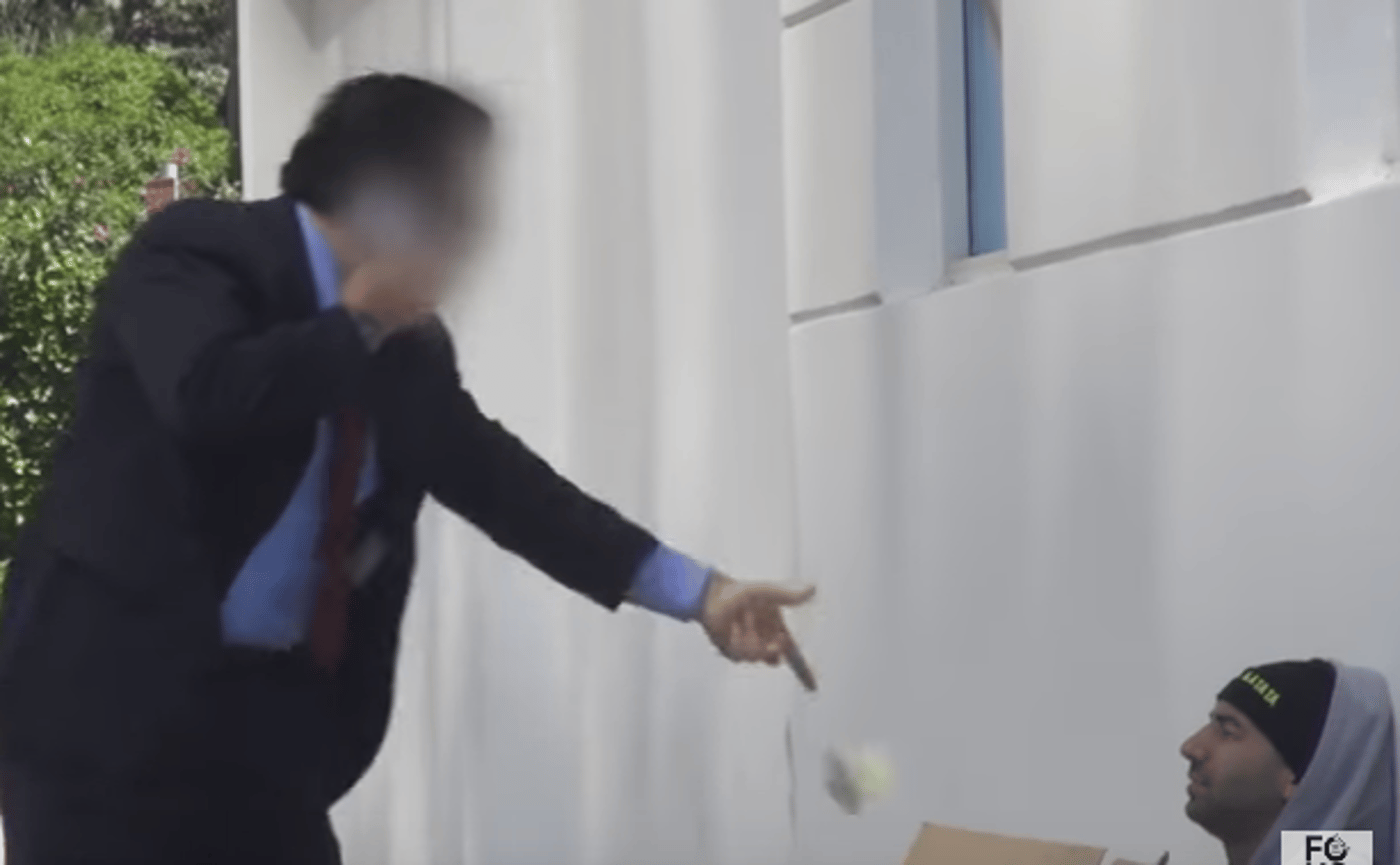 עולם הפוך: כך הגיבו אנשים לקבצן שנתן להם כסף; צפו
